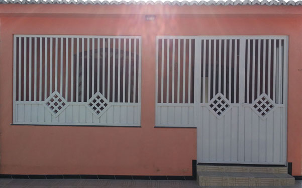 Portão de Lambril Liso em Alumínio Branco de Abrir