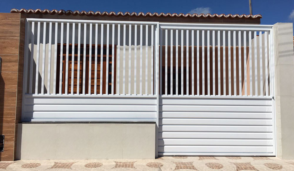 Portão em Alumínio de Lambril Liso Branco, Metade Fechado e Vazado, de Correr