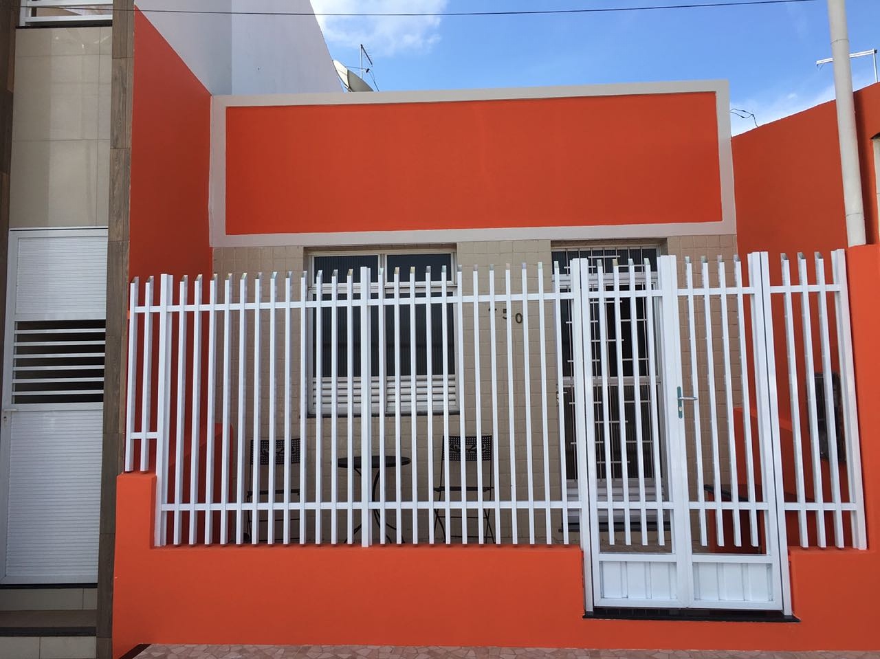 Portão com Grade em Alumínio Branco, de Abrir