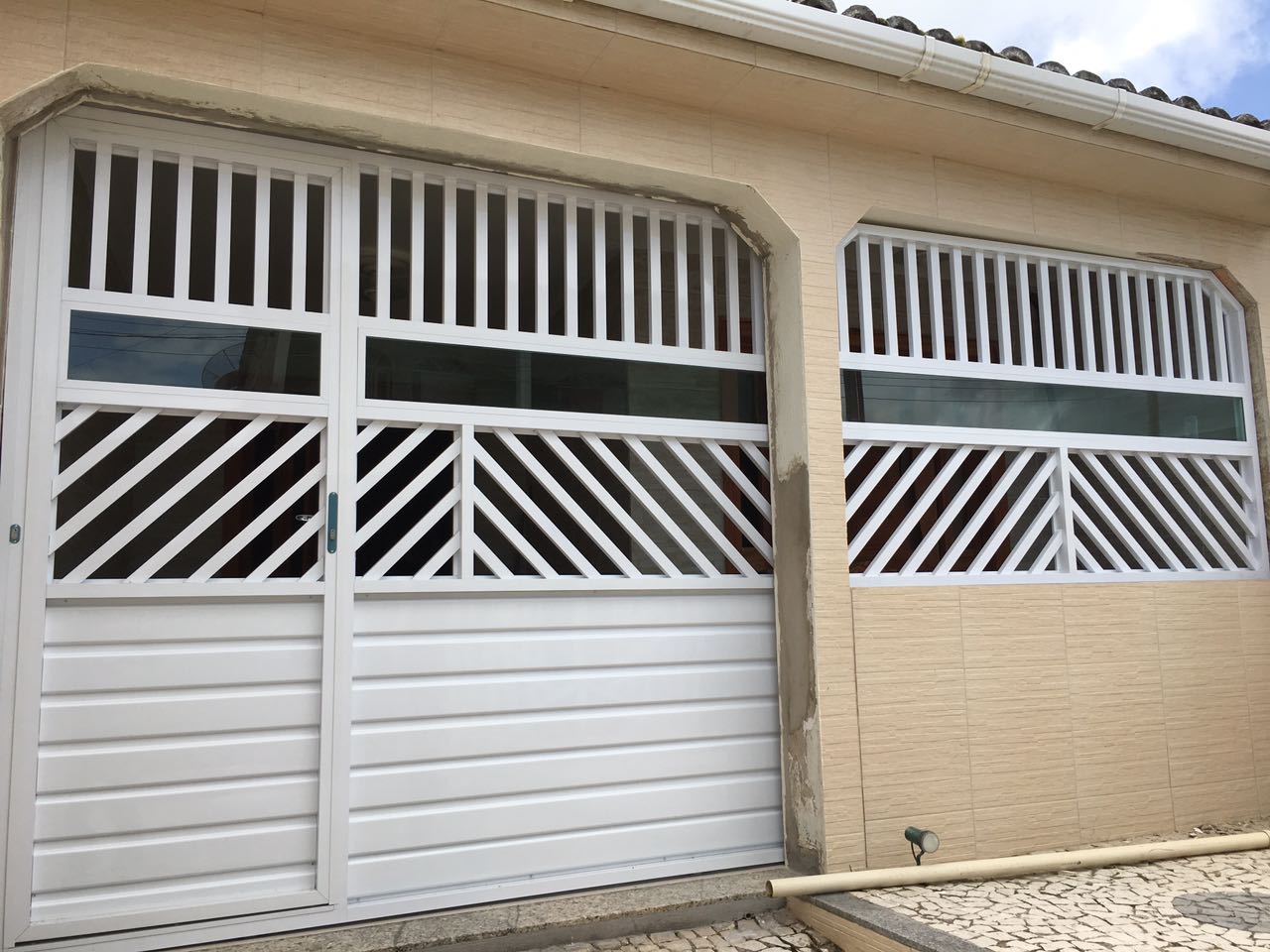 Portão em Alumínio Branco de Lambril Liso e Vidro Verde Laminado, com Porta Social Acoplada, de Correr