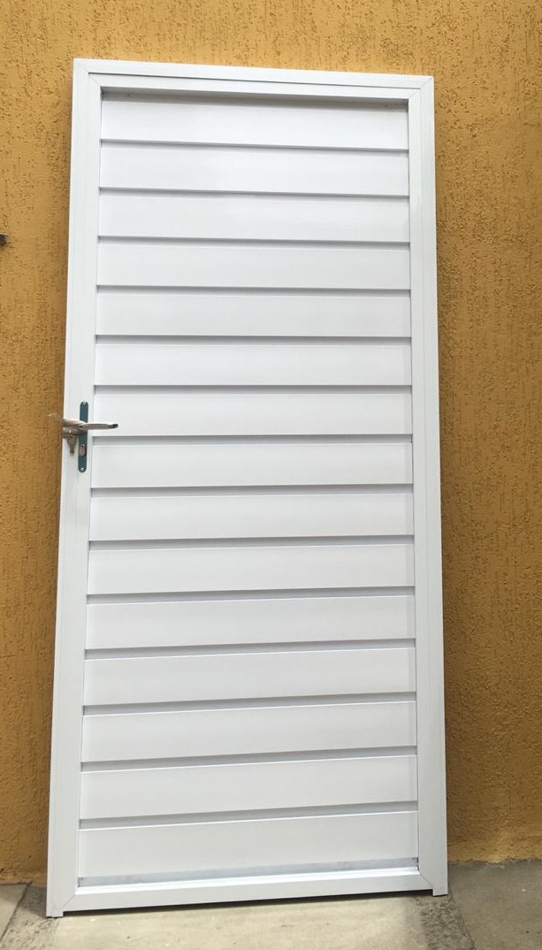 Porta social, em aluminio branco, de lambril liso totalmete fechada.