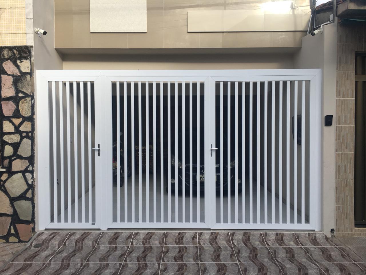 Portão de abrir em alumínio branco vazado 