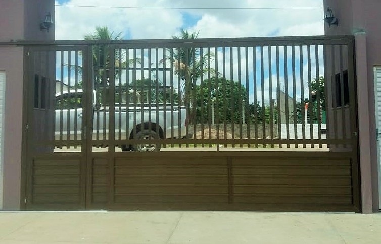 Portão em alumínio Bronze. Modelo : Vazado com tubos na vertical, e fechado com lambril liso, de correr com acoplado.