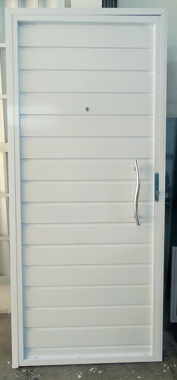 Porta em alumínio branco. Modelo : Lambril liso na horizontal, totalmente fechada,com puxador em 