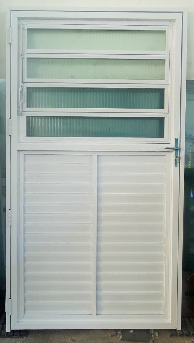 Porta em alumínio branco. Modelo : Parte fechada em escama veneziana, e basculante com vidro canelado, de abrir