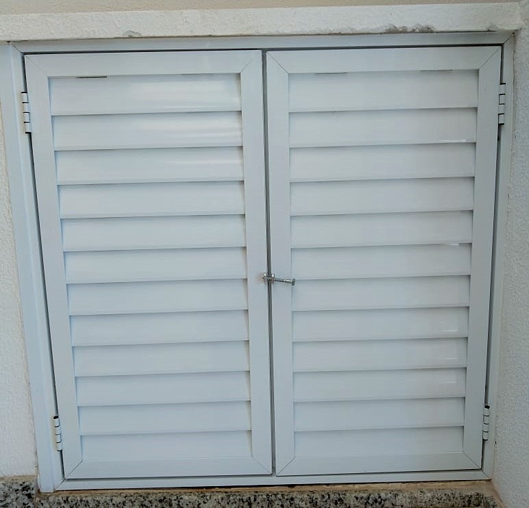 Porta para armário em alumínio branco, modelo : escama veneziana.