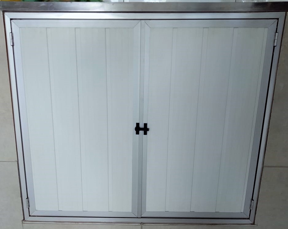 Porta para armário, em pvc com moldura em alumínio fosco.