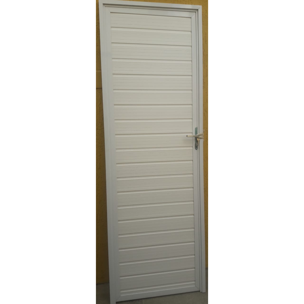 Porta em PVC, de abrir. Com moldura em alumínio branco.