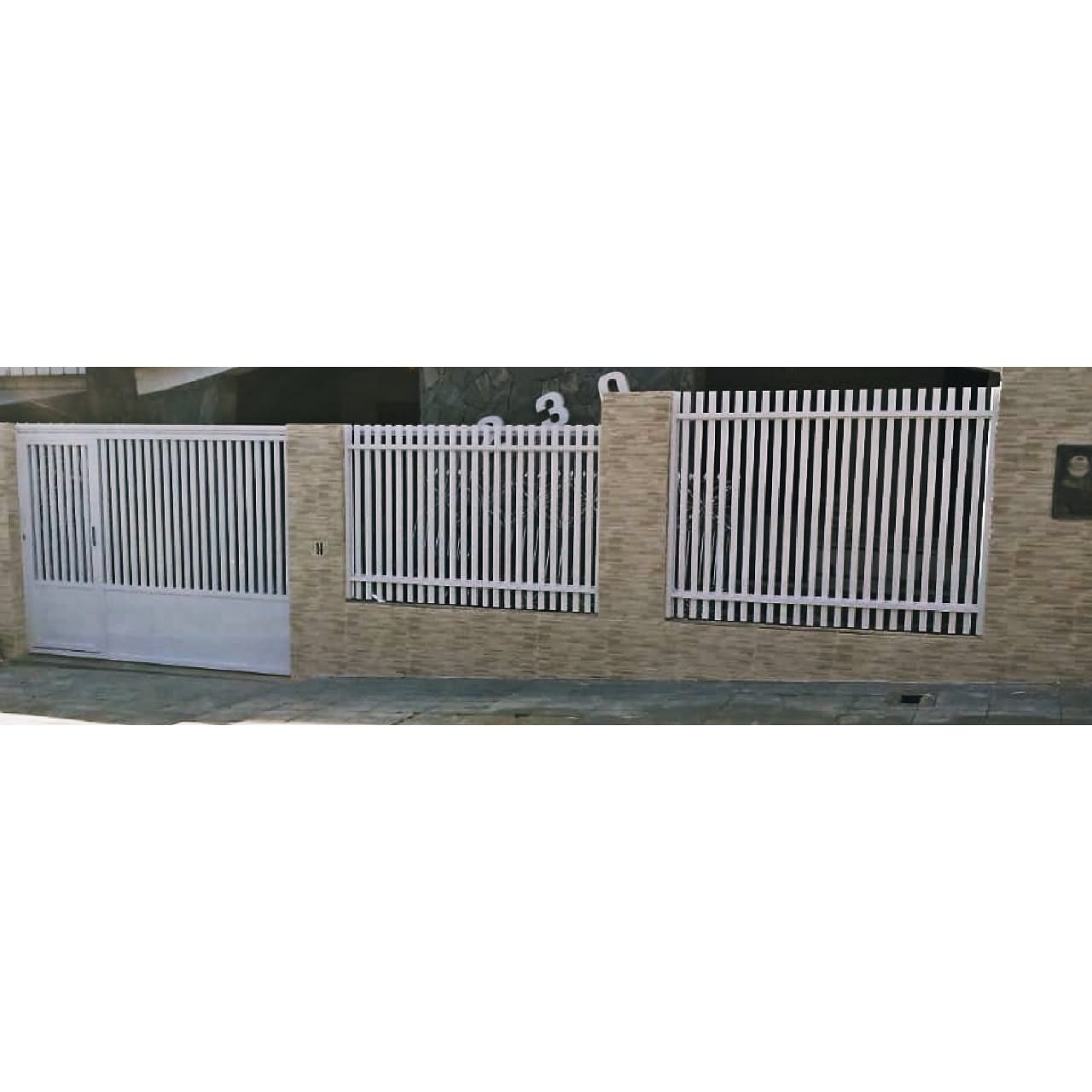 Portão de correr com acoplado e grade fixa em alumínio branco.
