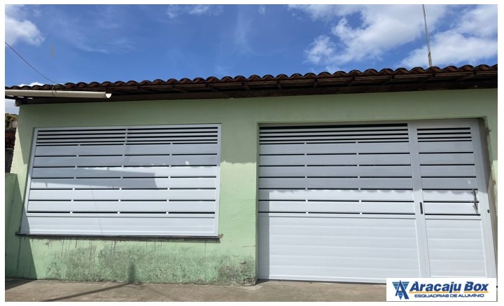 Portão de Correr com porta acoplada e Grade Fixa em alumínio branco no material lambril liso.