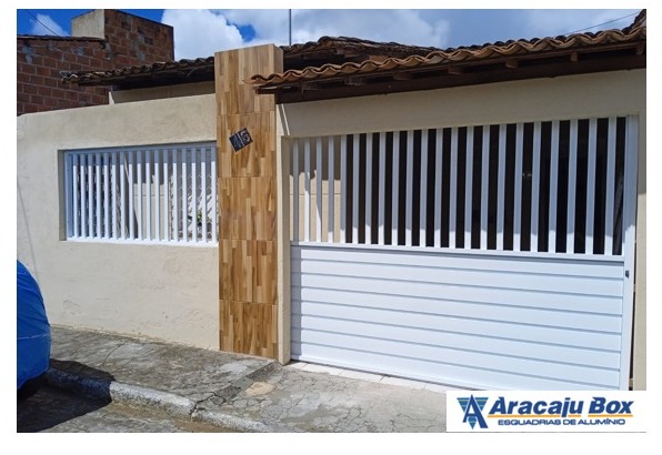 Portão de correr e grade fixa em alumínio branco, material lambril capa quadrada.