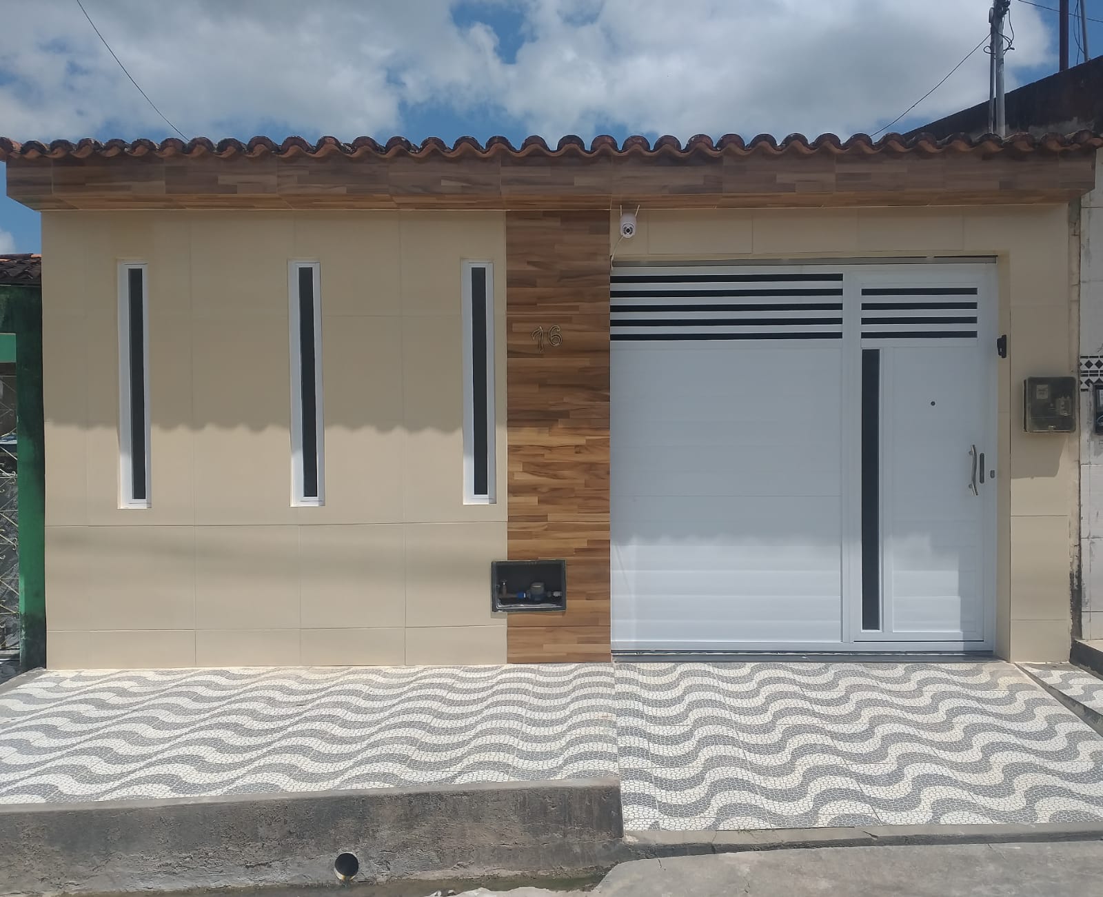 Portão em alumínio branco de correr com porta acoplada, com lambril liso E Quadro fixo.