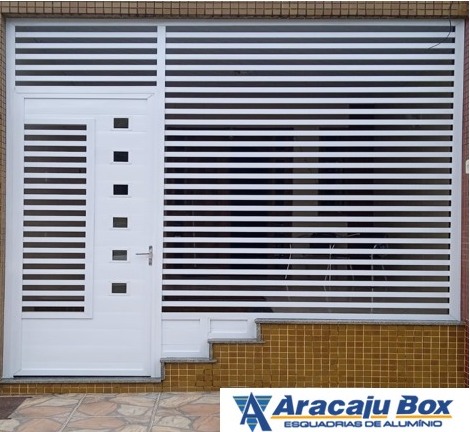 Portão com detalhes em vidro e Grade fixa em alumínio branco.