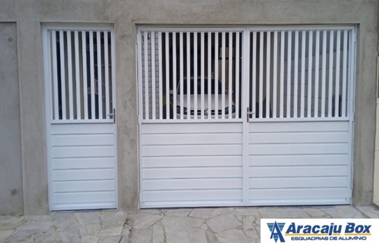 Portões em alumínio branco de abrir com capa quadrada na horizontal e vazado na vertical