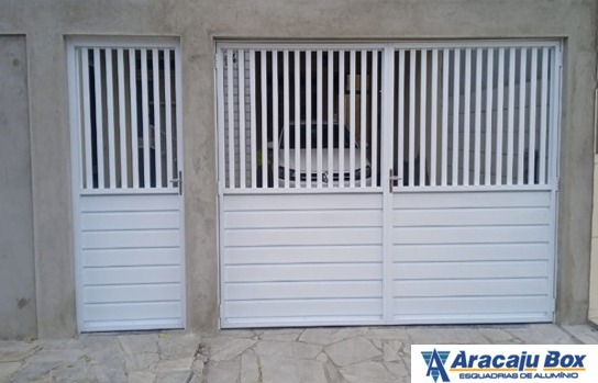 Portões em alumínio branco de abrir com capa quadrada na horizontal e vazado na vertical