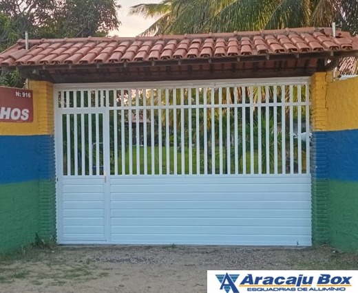 Portão em alumínio branco de correr com portinha acoplada
