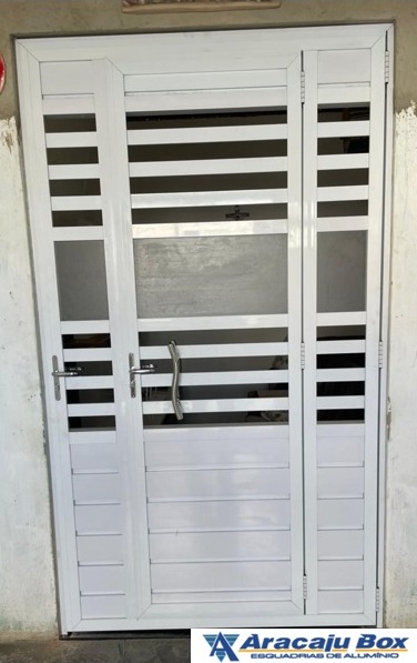 Porta social de abrir em alumínio branco com vidro mini boreal